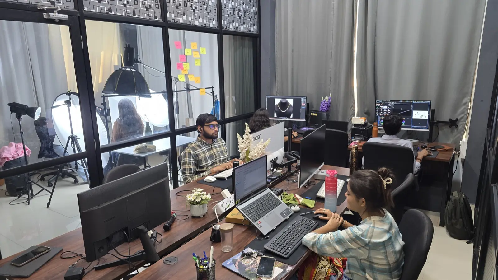 Indiibot Team Workspace, Surat Studio